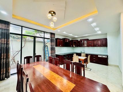 Bán nhà mặt tiền D17 KDC Xây Dựng 5 Phước Long B, ngang 10m, DT 180m2, 3 tầng, Cạnh Global City
